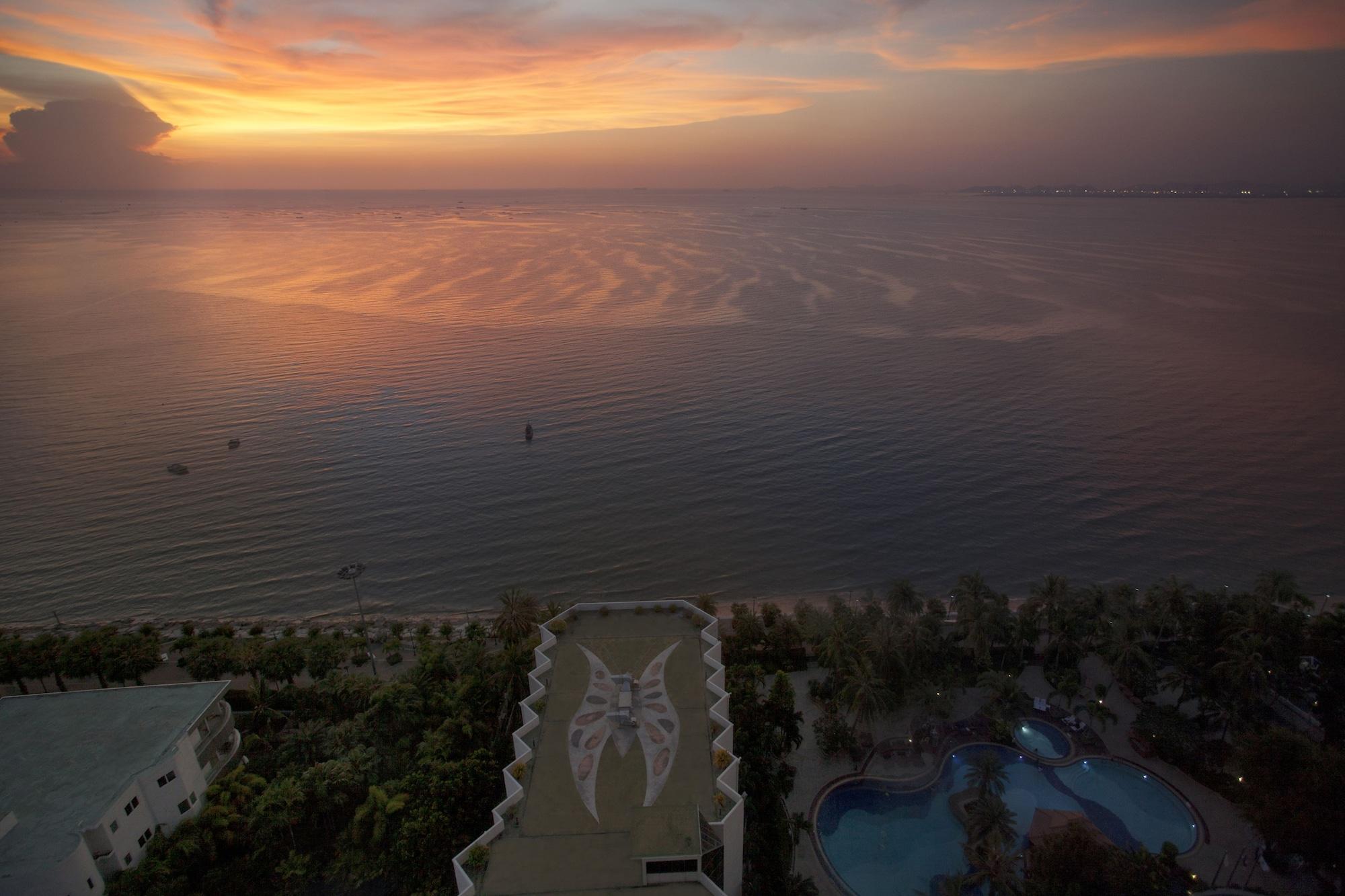 Cholchan Pattaya Beach Resort - Sha Extra Plus Exterior photo Sunset at the resort