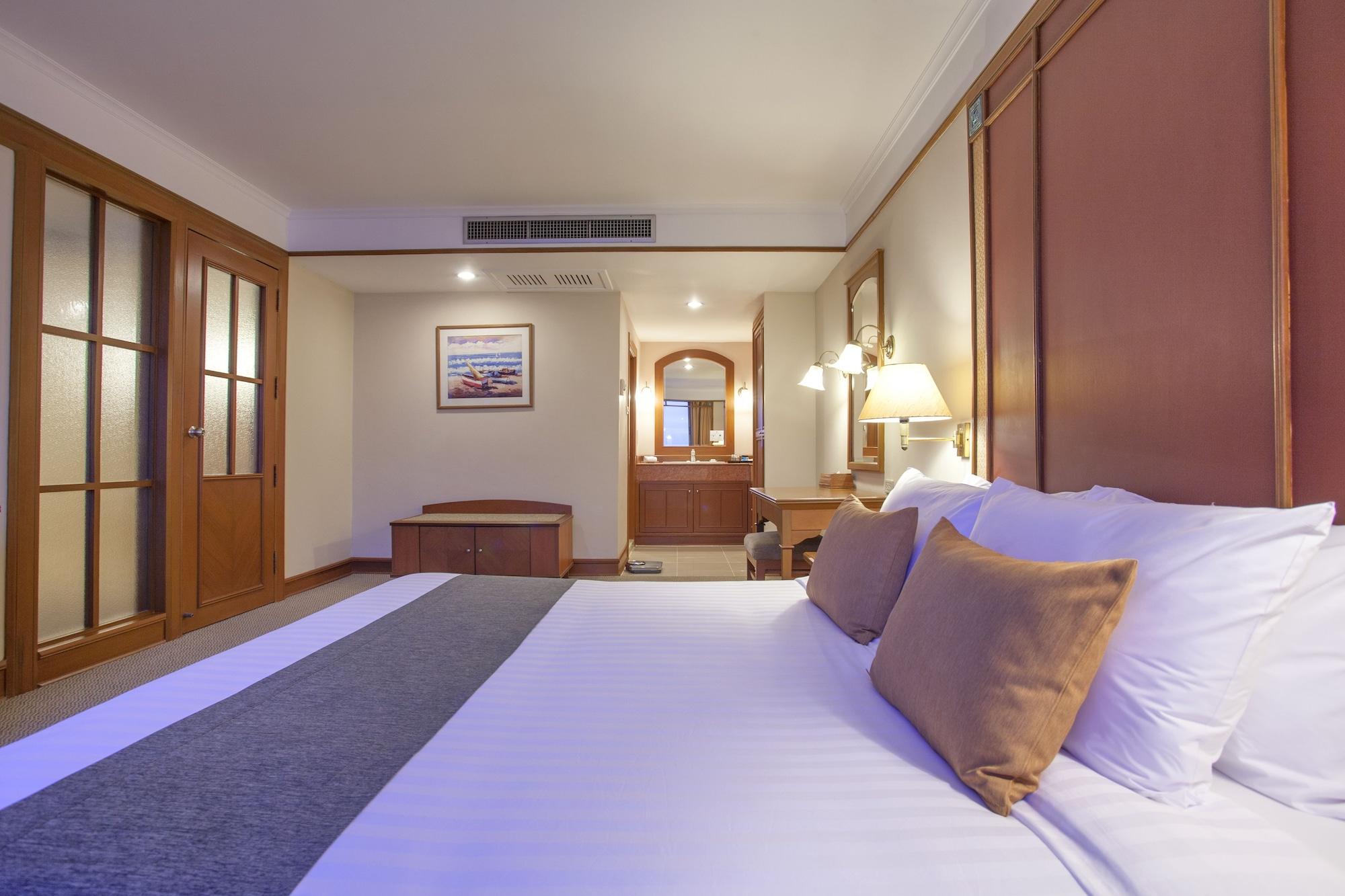 Cholchan Pattaya Beach Resort - Sha Extra Plus Exterior photo Deluxe Room