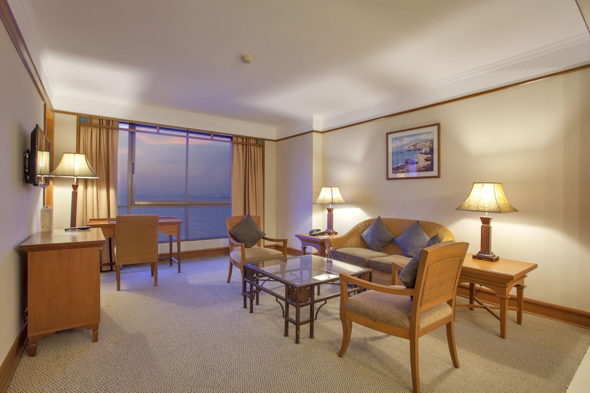 Cholchan Pattaya Beach Resort - Sha Extra Plus Exterior photo A suite at the Hilton Tokyo
