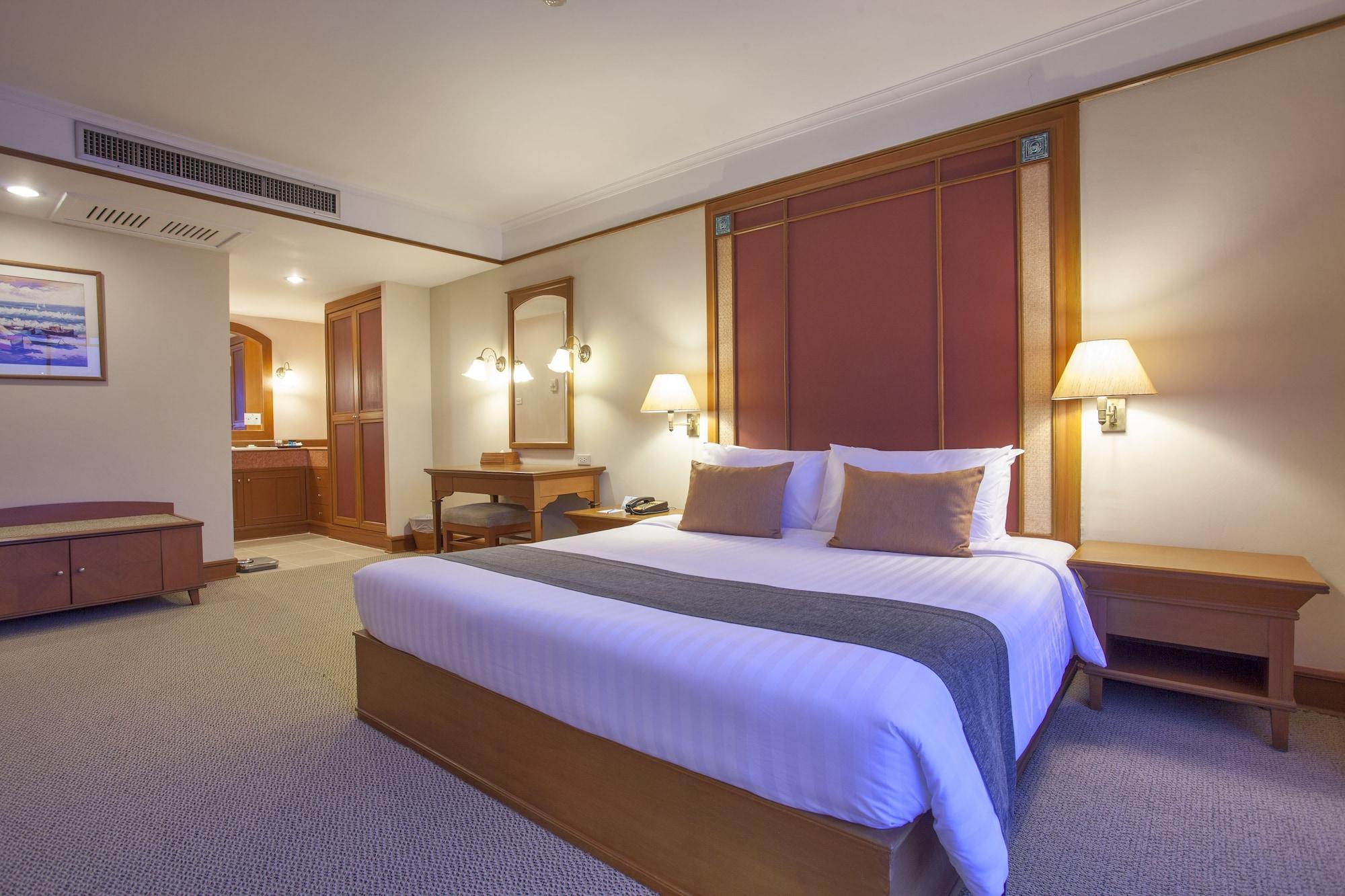Cholchan Pattaya Beach Resort - Sha Extra Plus Exterior photo Deluxe Room