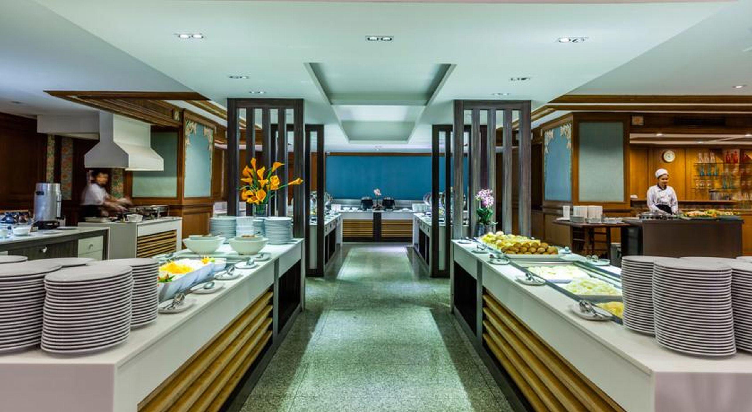 Cholchan Pattaya Beach Resort - Sha Extra Plus Exterior photo The buffet at the lounge
