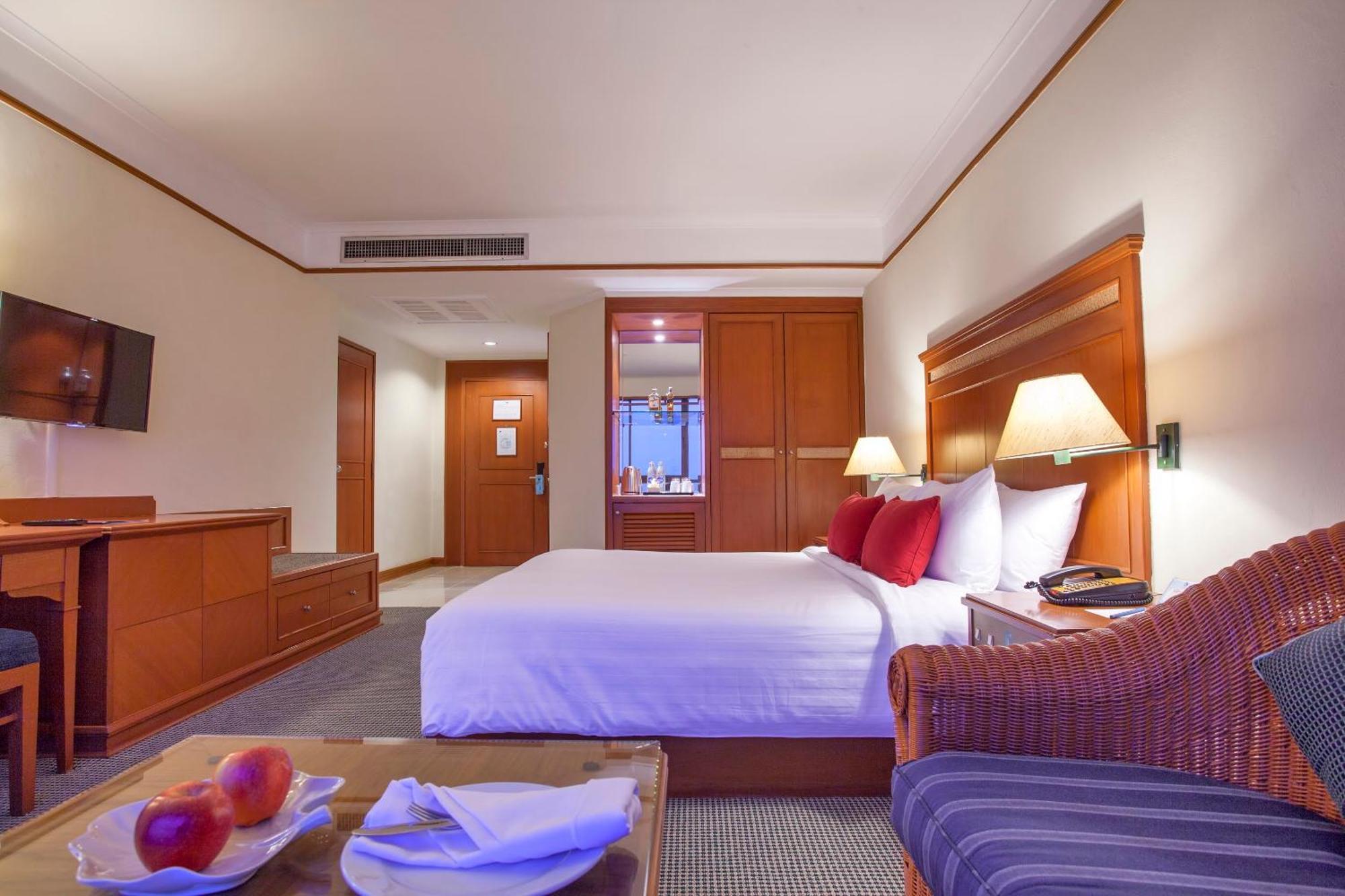Cholchan Pattaya Beach Resort - Sha Extra Plus Room photo Deluxe Room