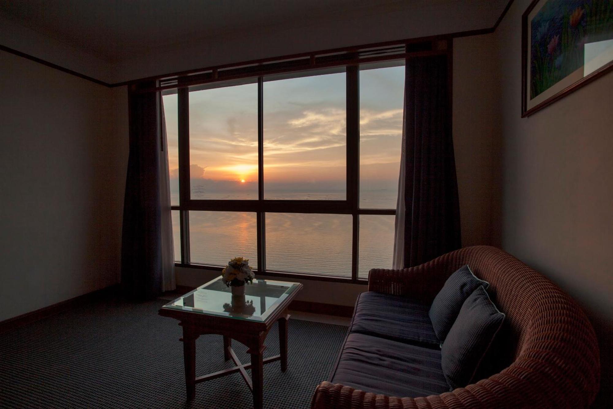Cholchan Pattaya Beach Resort - Sha Extra Plus Room photo Sunset view from a room at the hotel