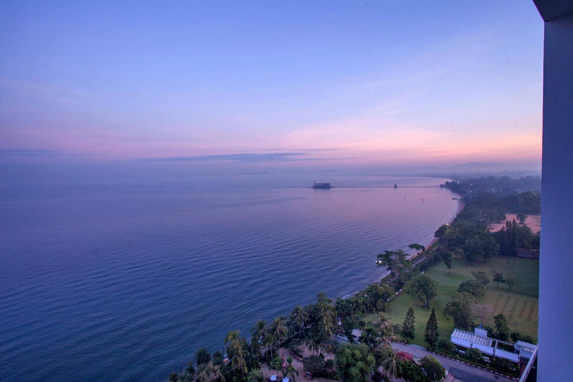 Cholchan Pattaya Beach Resort - Sha Extra Plus Room photo View of the Gulf of Naples from the hotel