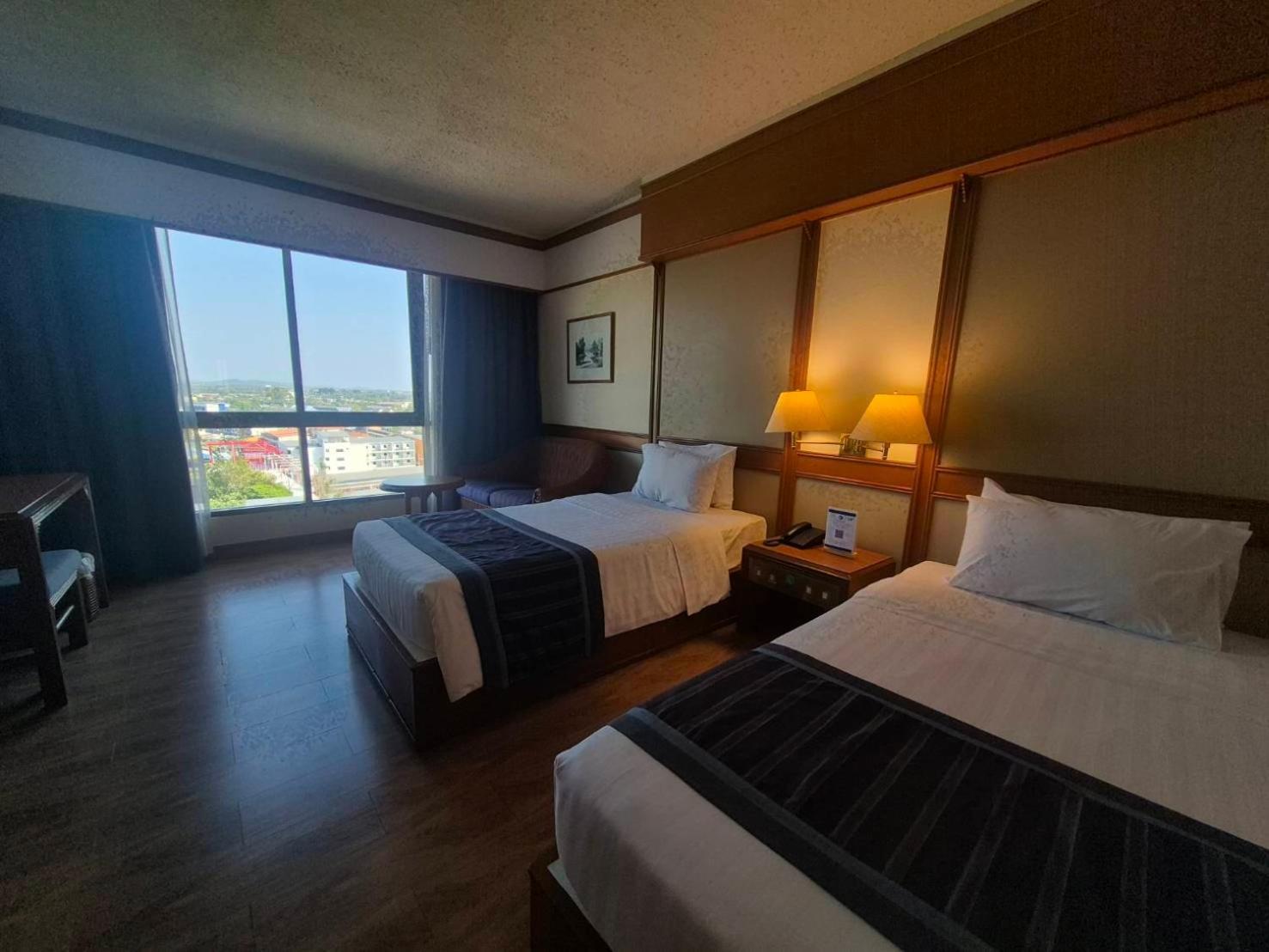 Cholchan Pattaya Beach Resort - Sha Extra Plus Exterior photo