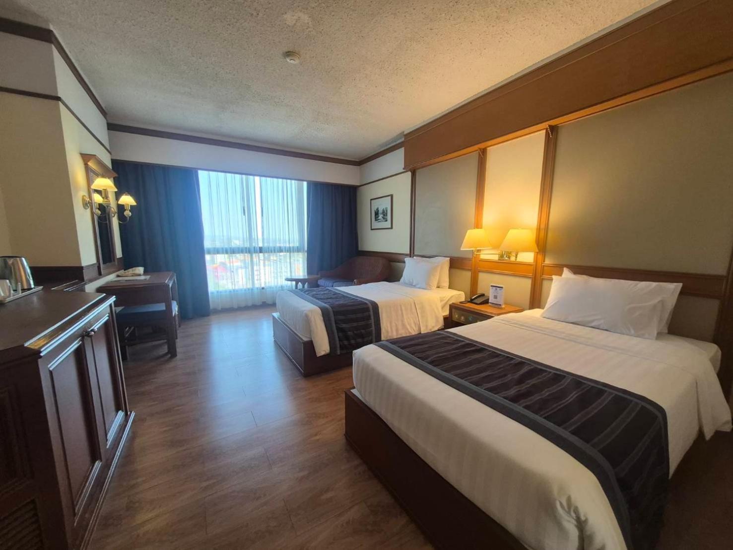 Cholchan Pattaya Beach Resort - Sha Extra Plus Exterior photo
