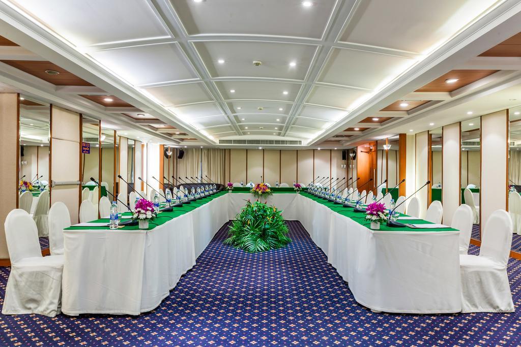 Cholchan Pattaya Beach Resort - Sha Extra Plus Exterior photo U-shaped table layout