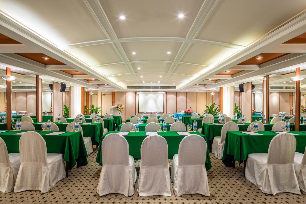 Cholchan Pattaya Beach Resort - Sha Extra Plus Exterior photo Meeting room