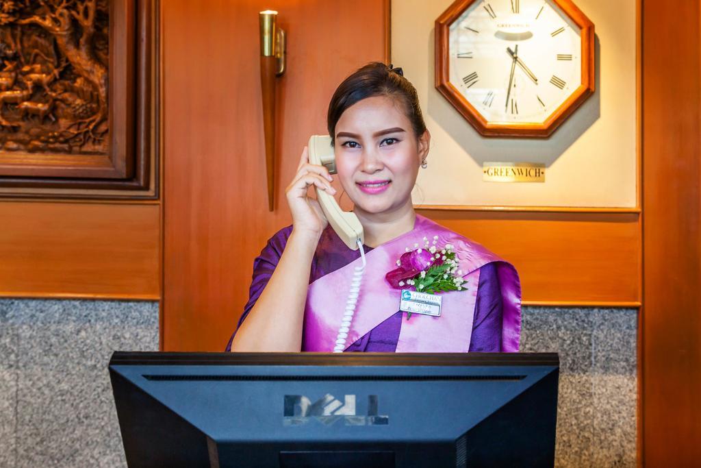 Cholchan Pattaya Beach Resort - Sha Extra Plus Exterior photo A Thai hotel receptionist