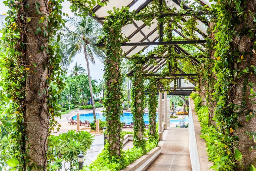 Cholchan Pattaya Beach Resort - Sha Extra Plus Exterior photo The pool at the Royal Thai Police Club