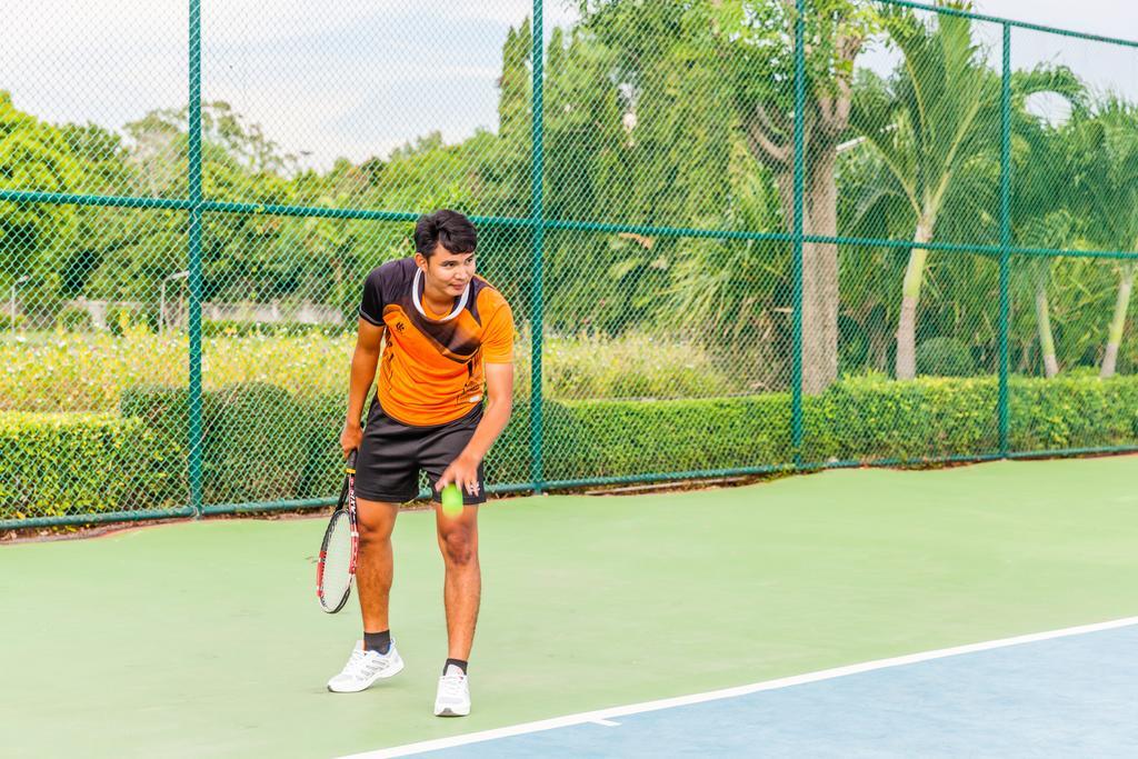 Cholchan Pattaya Beach Resort - Sha Extra Plus Exterior photo Tennis