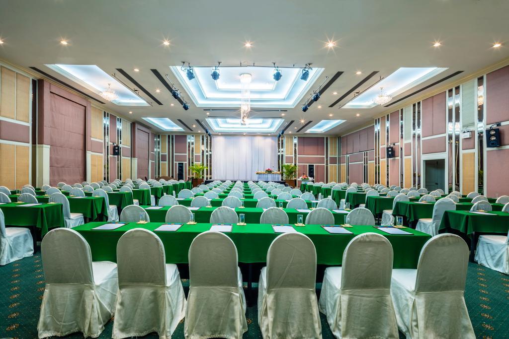 Cholchan Pattaya Beach Resort - Sha Extra Plus Exterior photo The Royal Paragon Hotel