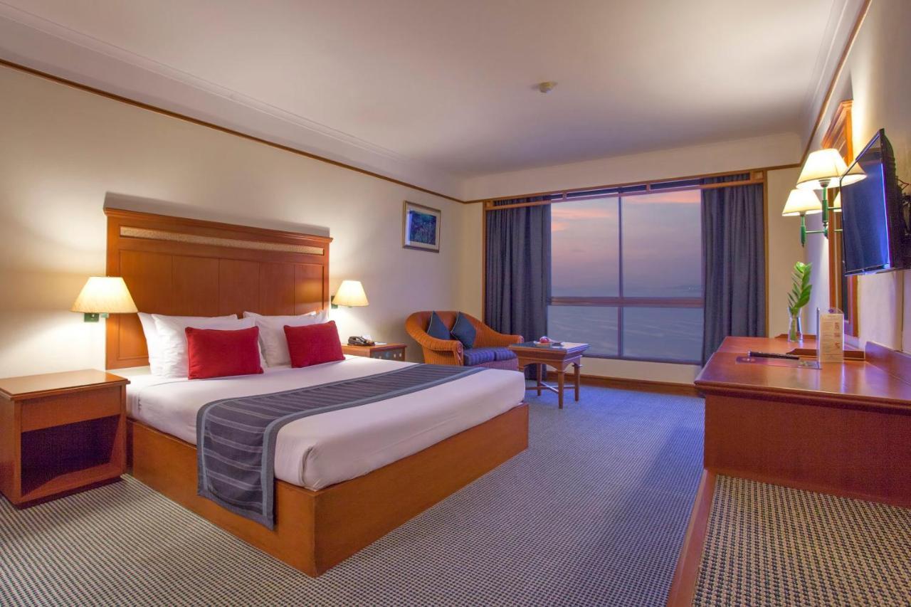 Cholchan Pattaya Beach Resort - Sha Extra Plus Exterior photo A room at the hotel