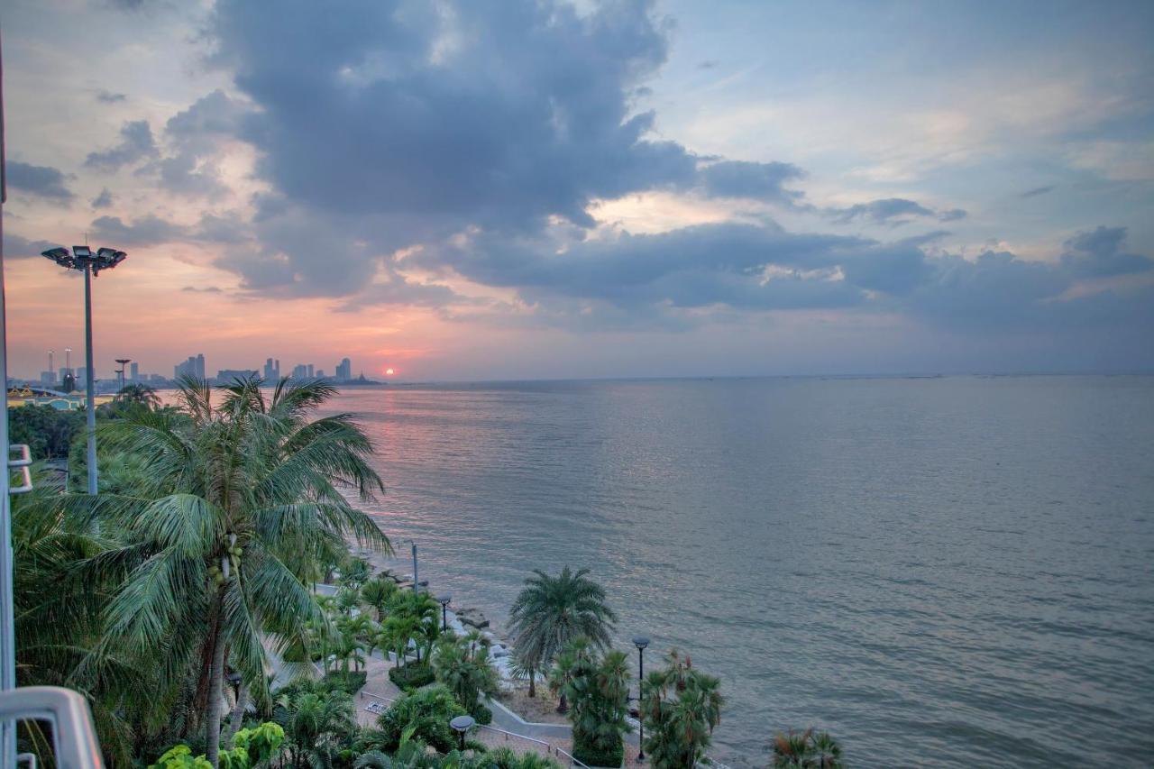 Cholchan Pattaya Beach Resort - Sha Extra Plus Exterior photo Sunset at the Bay of Bengal, Marina Beach, Chennai