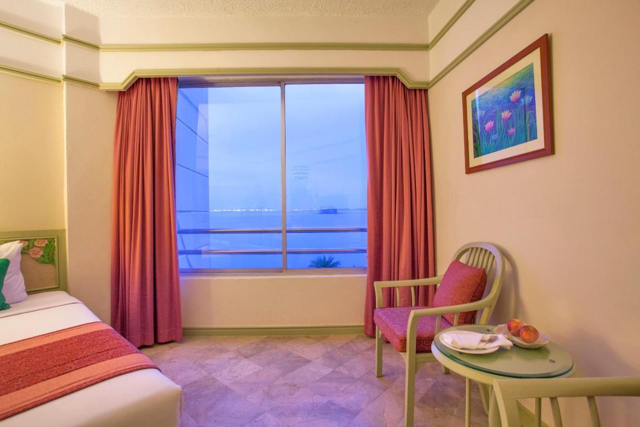 Cholchan Pattaya Beach Resort - Sha Extra Plus Exterior photo A room at the hotel