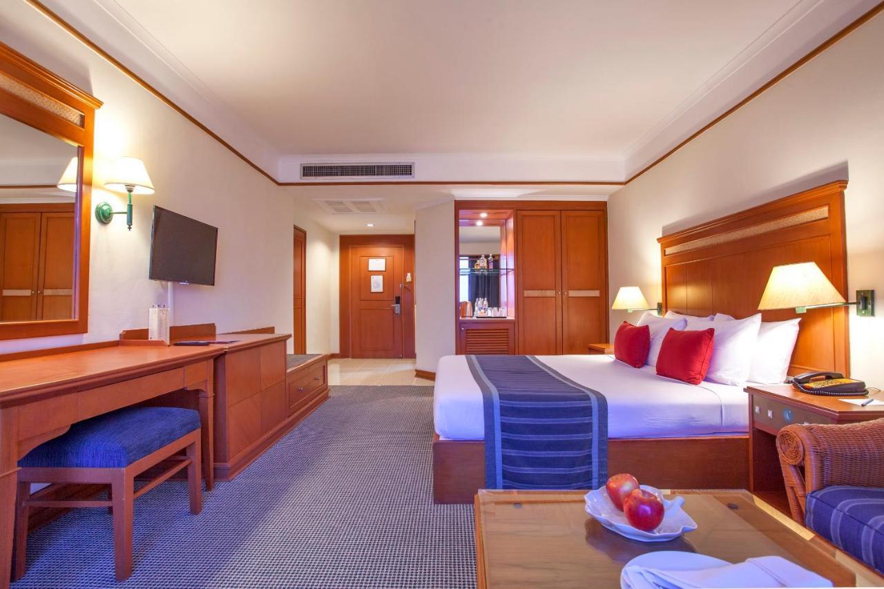 Cholchan Pattaya Beach Resort - Sha Extra Plus Exterior photo A room at the hotel