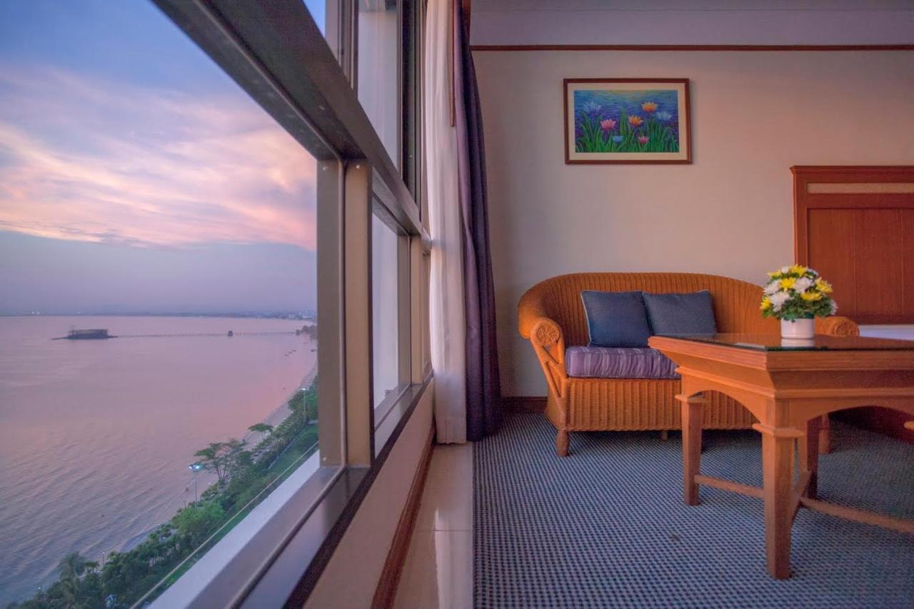 Cholchan Pattaya Beach Resort - Sha Extra Plus Exterior photo A room at the hotel
