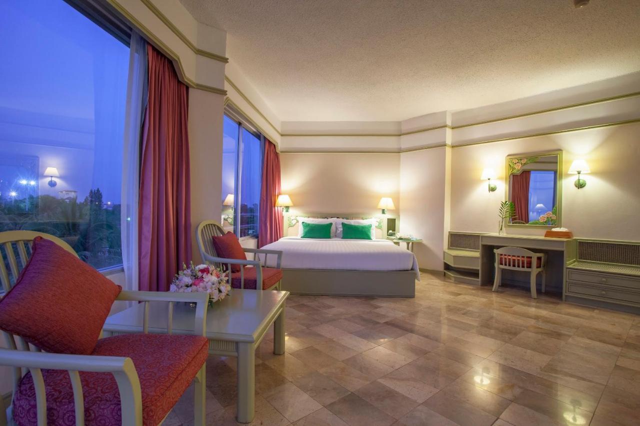 Cholchan Pattaya Beach Resort - Sha Extra Plus Exterior photo A suite at the hotel